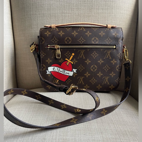 Limited Edition
Louis Vuitton Pochette Metis Patches Bag - Picture 4 of 8